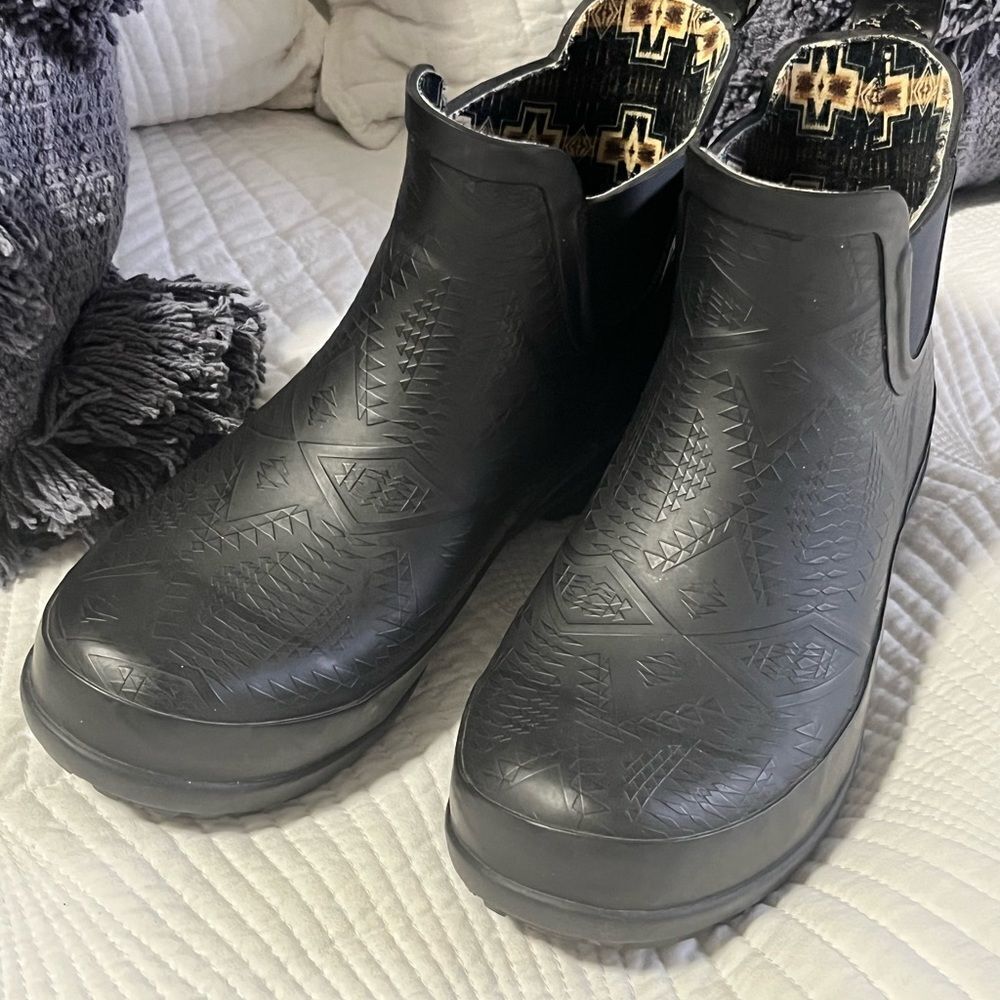 Pendleton Embossed Chelsea Rain Boots (Size 7) - Picture 2 of 16